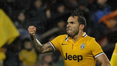 americateve | Carlos Tevez festeja su gol en la victoria 3-1 de Juventus sobre Sassuolo el 28 de abril del 2014, que dej&oacute; al equipo turin&eacute;s a un paso de su tercer t&iacute;tulo seguido en la liga italiana. (AP Photo/Marco Vasini)
