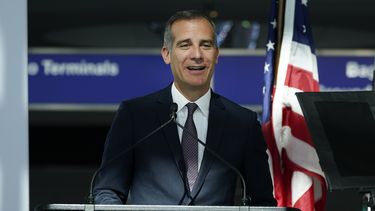 Alcalde de Los Ángeles da positivo por COVID en cumbre COP26