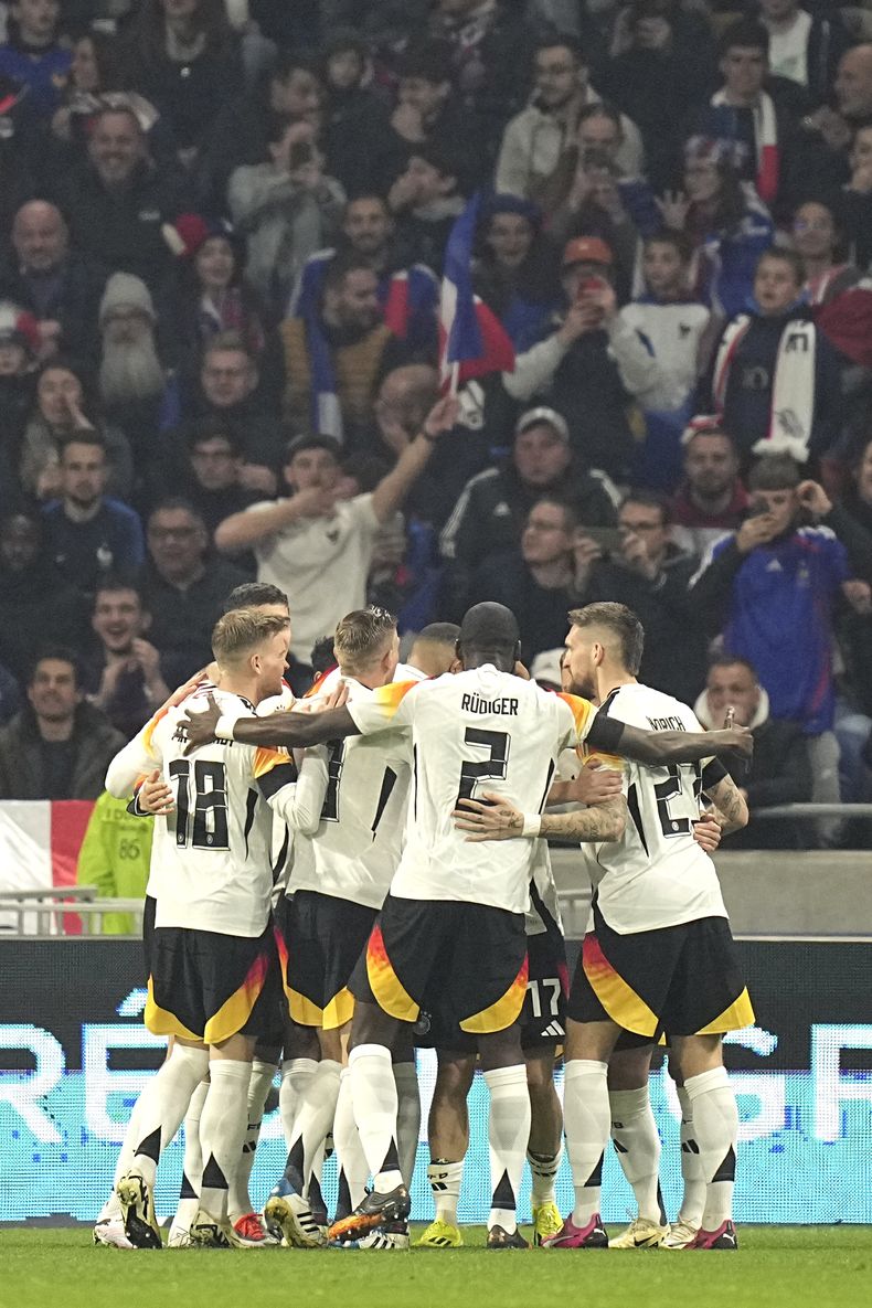 Jugadores alemanes celebran después de que Florian Wirtz abrió el marcador a los siete minutos en el encuentro amistoso ante Francia en el Estadio Groupama en Decines, Francia el martes 23 de marzo del 2024. (AP Foto/Laurent Cipriani)