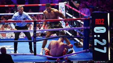 El británico Anthony Joshua derriba al albanés Kristian Prenga durante su pelea dentro de la división de los pesados en Yeda, Arabia Saudí, el dominbo 26 de julio de 2026 (AP Foto/Ali Issa)