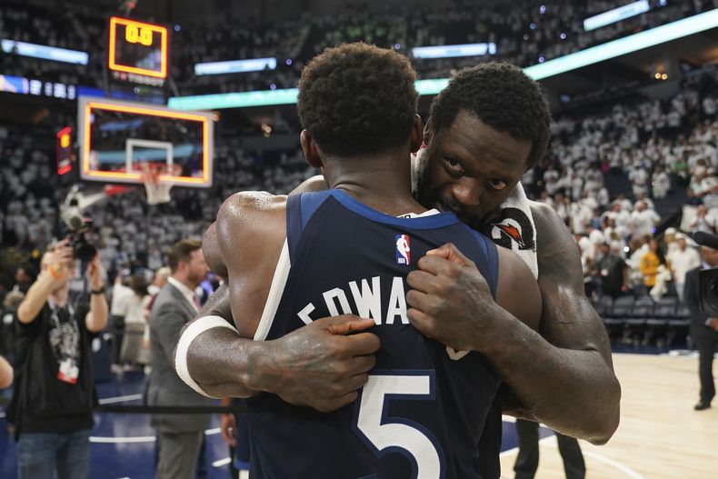 Julius Randle y Anthony Edwards, de los Timberwolves de Minnesota, se abrazan tras eliminar a los Warriors de Golden State en los playoffs, el jueves 15 de mayo de 2025 (AP Foto/Abbie Parr)