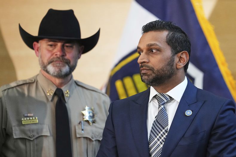 El director del FBI, Kash Patel, observa durante una conferencia de prensa en la Universidad del Valle de Utah, el viernes 12 de septiembre de 2025, en Orem, Utah, sobre el asesinato de Charlie Kirk, director ejecutivo y cofundador de Turning Point USA. (AP Foto/Lindsey Wasson)