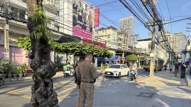 Agentes de policía, en el exterior de un centro de detención de la Oficina de Inmigración donde hay docenas de uigures detenidos, en Bangkok, Tailandia, el 11 de enero de 2025. (AP Foto/Haruka Nuga)