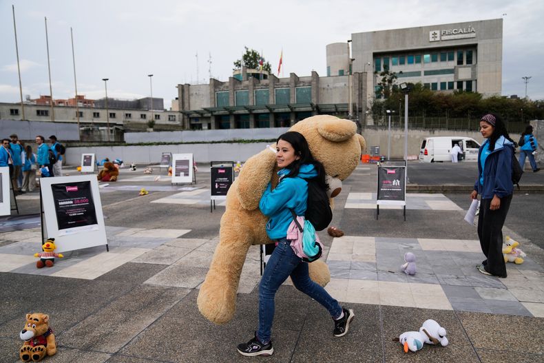 Juguetes se exhiben frente a la Fiscalía en un acto simbólico que busca llamar la atención sobre el abuso sexual infantil en Bogotá, Colombia, el jueves 20 de noviembre de 2025. (AP Foto/Fernando Vergara)