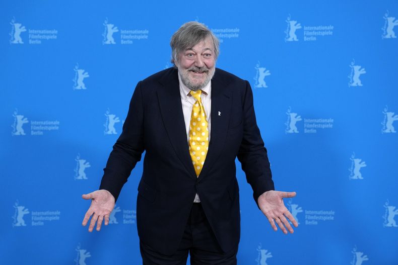 El actor y comediante Stephen Fry posa en una sesión de la película Treasure en el Festival Internacional de Cine de Berlín en Berlín, el sábado 17 de febrero de 2024. (Foto AP/Ebrahim Noroozi)