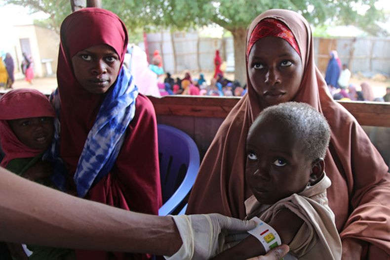 Un trabajador sanitario mide la circunferencia del brazo de un bebé en el Centro de Nutrición Feynuus, en las afueras de la capital, Mogadiscio, Somalia, el 19 de agosto de 2026. (Foto AP/Farah Abdi Warsameh)