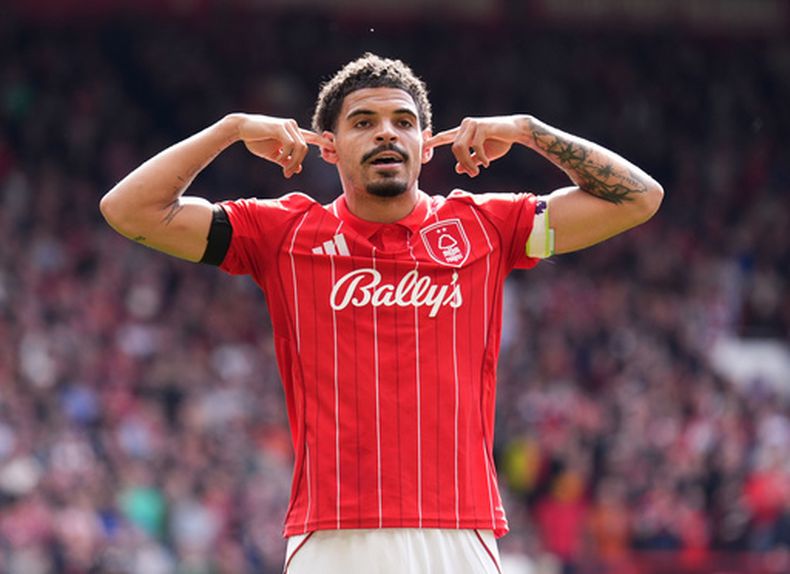 Morgan Gibbs-White celebra tras anotar el segundo gol de Nottingham Forest en el partido de la Liga Premier contra Burnley, el domingo 19 de abril de 20226, en Nottingham. (Mike Egerton/PA vía AP)