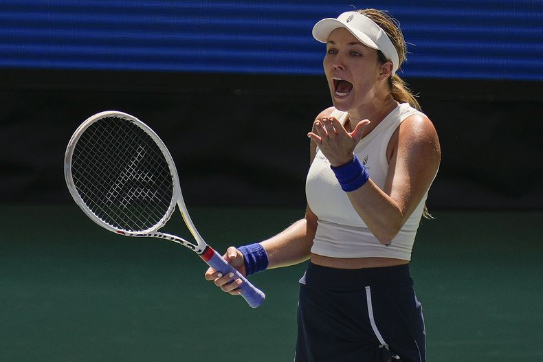 ARCHIVO - La estadounidense Danielle Collins reacciona en el partido ante su compatriota Caroline Dolehide en la primera ronda del Abierto de Estados Unidos, el 27 de agosto de 2024 (AP Foto/Seth Wenig, archivo)