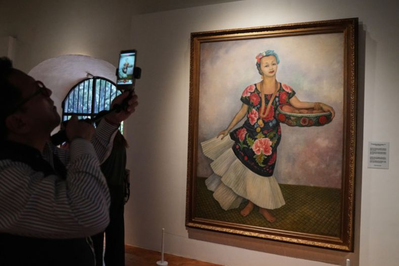 Un retrato de Dolores Olmedo se puede ver durante la reapertura del Museo Dolores Olmedo en la Ciudad de México, el viernes 29 de mayo de 2026. (Foto AP/Marco Ugarte)