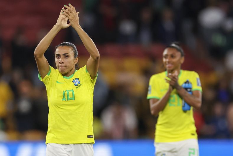 Marta de Brasil le aplaude a los aficionados tras el encuentro ante Francia en la Copa Mundial femenina en Brisbane, Australia el sábado 29 de julio del 2023. (AP Foto/Aisha Schulz)
