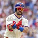 Kyle Schwarber de los Filis de Filadelfia tras batear un jonrón contra los Medias Rojas de Boston, el domingo 7 de mayo de 2023, en Filadelfía. (AP Foto/Laurence Kesterson)
