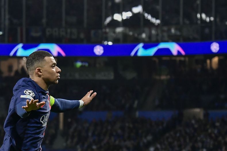 Kylian Mbappé celebra tras marcar el primer gol del Paris Saint-Germain ante la Real Sociedad en los octavos de final de la Liga de Campeones, el martes 5 de marzo de 2023, en San Sebastián. (AP Foto/Alvaro Barrientos)