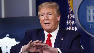 Trump decide suspender 60 días emisión de green cards