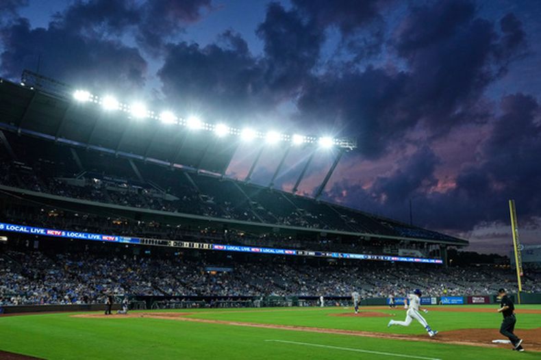 Vinnie Pasquantino, de los Reales de Kansas City, recorre las bases tras conectar un jonrón solitario durante la séptima entrada de un partido de béisbol contra los Rangers de Texas, el martes 19 de agosto de 2025, en Kansas City, Misuri. (Foto AP/Charlie Riedel)