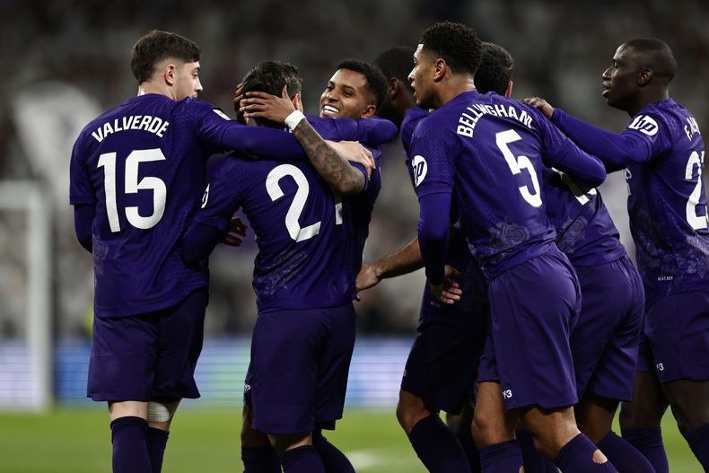 Rodrygo (tercero a la izquierda) celebra tras marcar el primer gol del partido para el Real Madrid ante el Athletic Bilbao en la Liga española, el domingo 31 de marzo de 2024, en Madrid. (AP Foto/M. Gracia Jiménez)