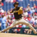 Darvish sale de apuros; Padres vencen a Filis