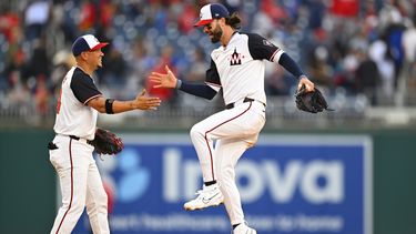 El tercera base venezolano de los Nacionales de Washington Ildemaro Vargas (izquierda) celebra junto a su compañero de equipo, el jardinero Jesse Winker, luego de vencer a los Azulejos de Toronto, el domingo 5 de mayo de 2024, en Washington. (AP Foto/John McDonnell)