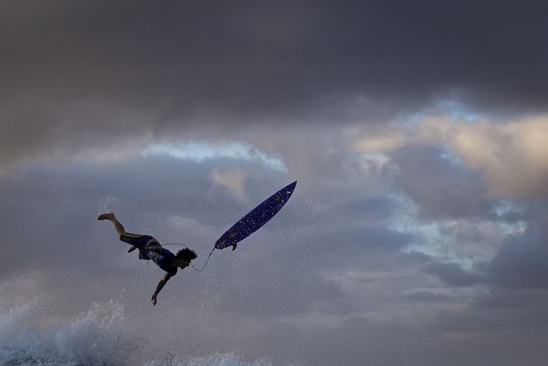 El brasileño Gabriel Medina salta en una ola durante un calentamiento para el surf olímpico en Tahupoo, Tahití, el jueves 1 de agosto de 2024 (AP Foto/Gregory Bull)