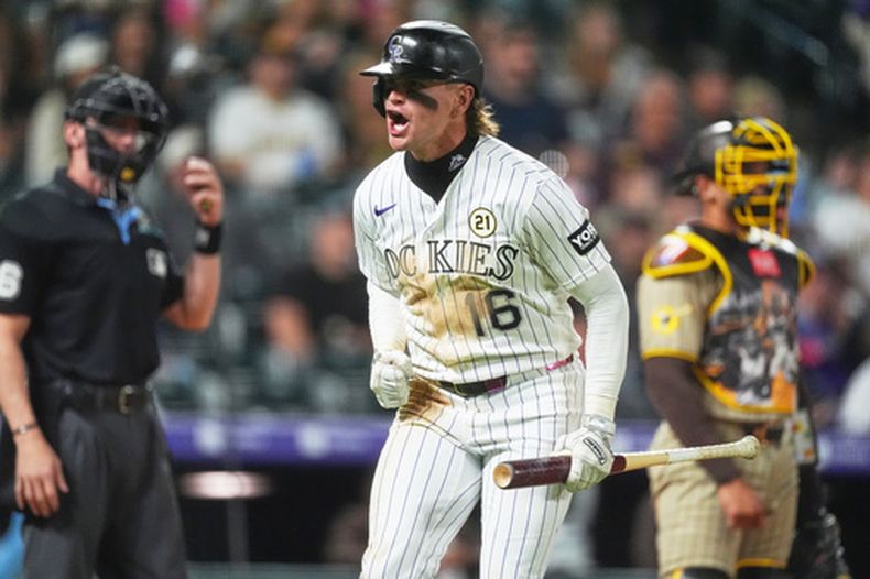 Cole Carrigg, de los Rockies de Colorado, se vuelve hacia el dugout y grita tras conectar un jonrón de tres carreras ante el relevista de los Padres de San Diego, el dominicano Randy Vásquez, en la sexta entrada de un partido de béisbol el martes 15 de septiembre de 2026, en Denver. (Foto AP/David Zalubowski)