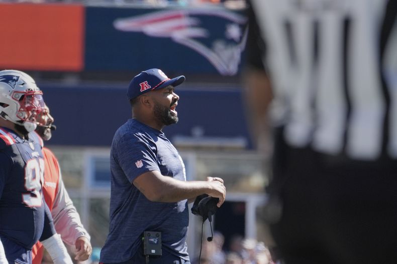 El entrenador en jefe de los Patriots de Nueva Inglaterra, Jerod Mayo realiza indnicaciones hacia sus jugadores durante la primera mitad del juego de NFL ante los Dolphins de Miami, el domingo 6 de octubre, en Foxborough, Massachusetts. (AP Foto/Michael Dwyer)