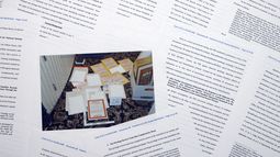 En esta imagen del 31 de agosto de 2022, se ven páginas de un expediente judicial que presentó el Departamento de Justicia el 30 de agosto de 2022, en respuesta a una solicitud del equipo legal del expresidente Donald Trump para que un árbitro especial revisara los documentos incautados durante el allanamiento del 8 de agosto en Mar-a-Lago. (AP Foto/Jon Elswick, Archivo)