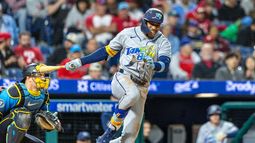 Chandler Simpson, de los Rays de Tampa Bay, reacciona después de que una batazo de faul le golpeara en la pierna en la sexta entrada del juego de béisbol de Grandes Ligas contra los Filis de Filadelfia, el viernes 25 de septiembre de 2026, en Filadelfia. (AP Foto/Laurence Kesterson)