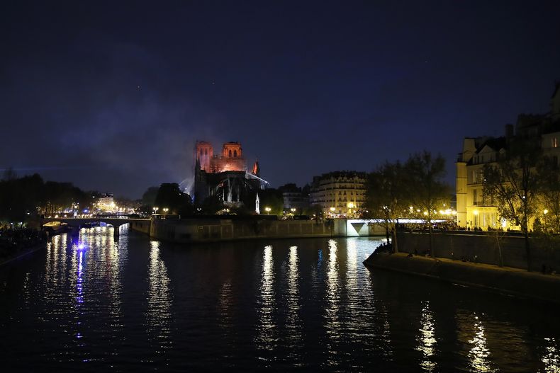 EUR-GEN_FRANCIA-NOTRE_DAME_INCENDIO-0.jpg