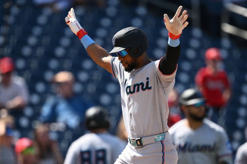 Otto López de los Marlins de Miami luego de conectar un jonrón de dos carreras en el noveno inning ante los Nacionales de Washington, el domingo 30 de agosto de 2026, en Washington. (AP Foto/Nick Wass)