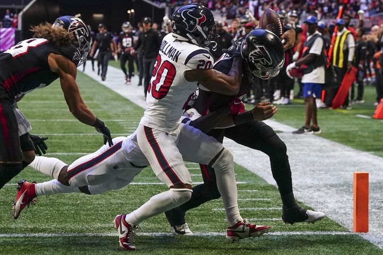 El quarterback de los Falcons de Atlanta Desmond Ridder anota un touchdown frente al cornerback de los Texans de Houston Kadar Hollman en el encuentro del domingo ocho de octubre del 2023. (AP Foto/John Bazemore)