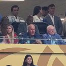 Jerry Jones (centro-derecha), dueño de los Cowboys de Dallas, observa la semifinal de la Copa del Mundo entre Francia y España en Arlington, Texas, el martes 14 de julio de 2026 (AP Foto/Julio Cortez)