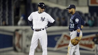 americateve | El torpedero de los Yanquis de Nueva York Derek Jeter habla con el intermedista de los Marineros de Seattle Robinson Can&oacute; durante la octava entrada del partido del martes 29 de abril de 2014. (AP Photo)