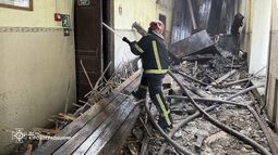 En esta imagen proporcionada por el Servicio Ucraniano de Emergencias, los bomberos apagan un incendio en una escuela de bomberos tras un ataque aéreo ruso en Kropyvnytskyi, Ucrania, el lunes 28 de julio de 2025. (Servicio Ucraniano de Emergencias via AP)