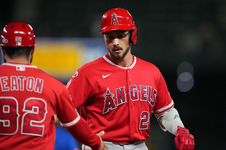 El pelotero Bryce Teodosio, de los Angels de Los Ángeles, celebra un sencillo remolcador con el coach de primera base y jardineros Adam Eaton (92) durante la octava entrada de un partido de béisbol contra los Marineros de Seattle, el 24 de septiembre de 2026, en Seattle. (Foto AP/Lindsey Wasson)