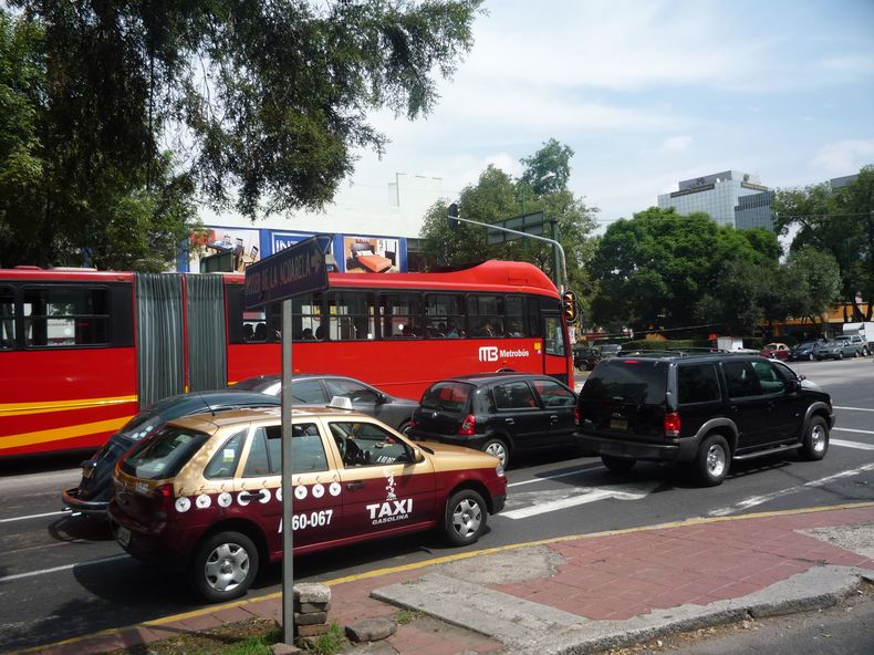 Avenida Insurgentes Sur de la capital mexicana, donde fueron detenidos los cubanos .