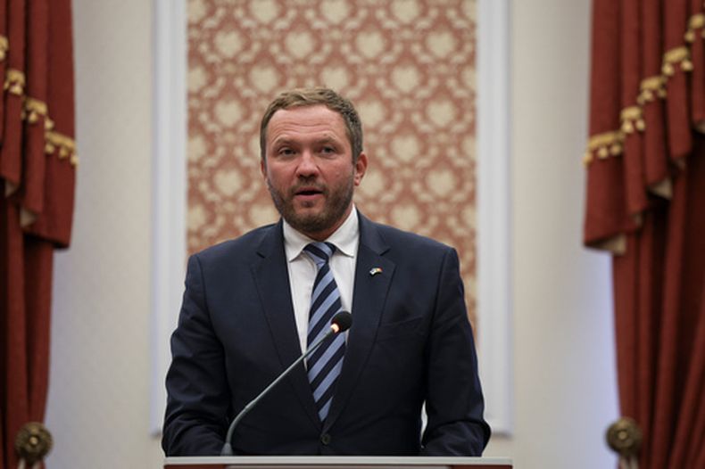 ARCHIVO - El ministro estonio de Exteriores, Margus Tsahkna, habla durante una reunión de ministros y secretarios de estado de los Ocho Nórdico-Bálticos, en Chisinau, Moldavia, el 15 de octubre de 2024. (AP Foto/Aurel Obreja, Archivo)