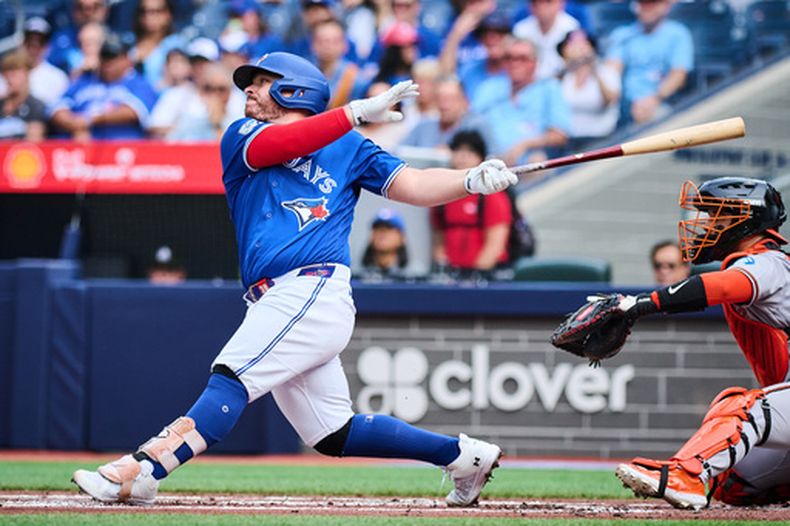 El receptor de los Azulejos de Toronto, Alejandro Kirk (30), conecta un sencillo remolcador contra los Orioles de Baltimore durante la primera entrada de un partido de béisbol en Toronto, el sábado 12 de septiembre de 2026. (Sammy Kogan/The Canadian Press via AP)