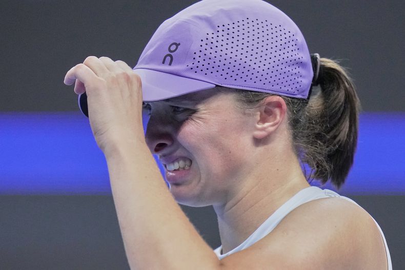 Iga Swiatek gesticula durante el partido contra Emma Navarro en el Abierto de China, el miércoles 1 de octubre de 2025, en Beijing. (AP Foto/Andy Wong)