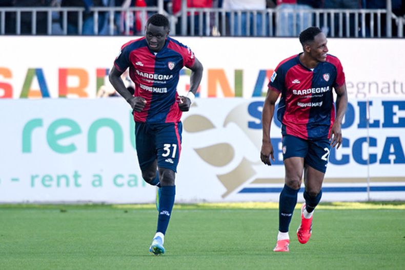 Paul Mendy celebra tras anotar un gol para Cagliari en el partido contra Atalanta en la Serie A italiana, el lunes 27 de abril de 2026. (Gianluca Zuddas/LaPresse vía AP)
