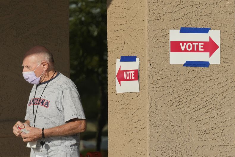 Un trabajador del distrito electoral sale de una casilla de votación durante las primarias estatales, el martes 30 de julio de 2024, en Sun City West, Arizona. (AP Foto/Ross D. Franklin)