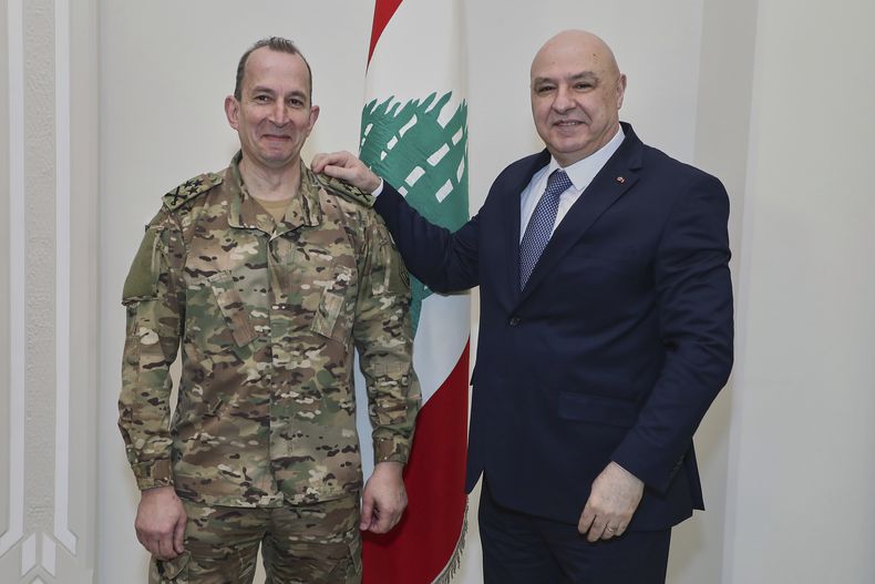 Foto entregada por el Departamento de Prensa de la Presidencia Libanesa, que muestra al presidente libanés Joseph Aoun (der) con el recién designado jefe del ejército libanés general Rudolph Haikal, en el palacio presidencial en Baabda, al este de Beirut, el 13 de marzo del 2025. (Departamento de Prensa de la Presidencia Libanesa via AP)