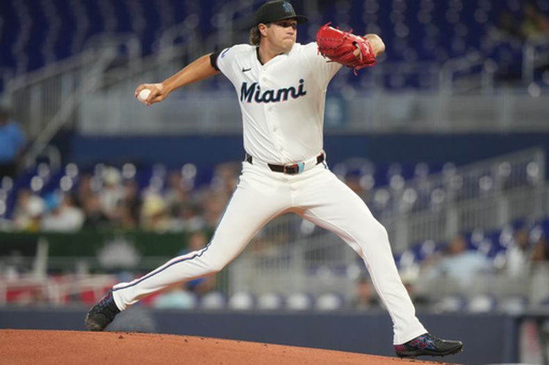 El abridor de los Marlins de Miami Tyler Phillips lanza en la primera entrada ante los Diamondbacks de Arizona el jueves 11 de junio del 2026. (AP Foto/Marta Lavandier)