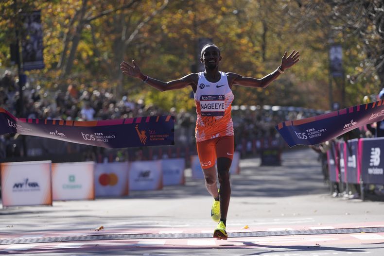Abdi Nageeye, de Holanda, cruza la meta para ganar en la categoría masculina de la Maratón de la Ciudad de Nueva York, el domingo 3 de noviembre de 2024, en Nueva York. (AP Foto/Frank Franklin II)