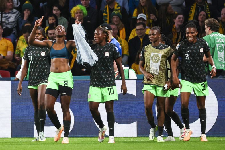 La nigeriana Asisat Oshoala (izquierda) celebra tras anotar el tercer gol en la victoria 3-2 ante Australia en el Mundial femenino, el jueves 27 de julio de 2023, en Brisbane. (AP Foto/Tertius Pickard)