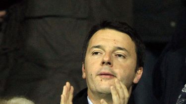 americateve | El l&iacute;der del Partido Dem&oacute;crata Matteo Renzi aplaude durante un juego de la Fiorentina en Florencia, Italia, el 15 de febrero de 2014. El presidente de Italia Giorgio Napolitano se reuni&oacute; con Letta el lunes 17 de febrero de 2014 y le p