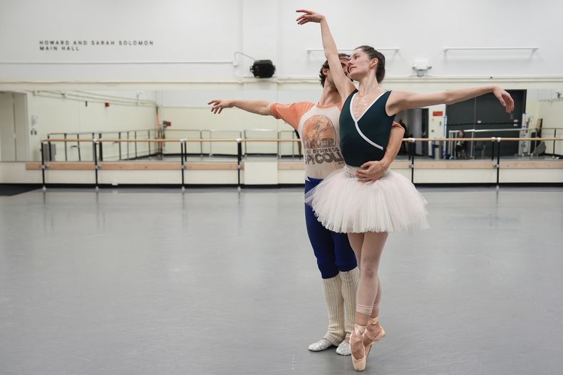 Unity Phelan, a la derecha, y Joseph Gordon ensayan para El lago de los cisnes del Ballet de la ciudad de Nueva York, el martes 25 de febrero de 2025, en Nueva York. (Foto AP/Julia Demaree Nikhinson)