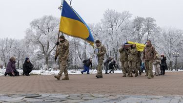 Soldados cargan el ataúd del actor de teatro Petro Velykiy, de 48 años, que murió en una batalla contra los soldados rusos en la región de Kursk, Rusia, durante una ceremonia en Chernyhiv, Ucrania, el miércoles 27 de noviembre de 2024. (AP Foto/Dan Bashakov)