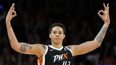 Brittney Griner (42), del Mercury de Phoenix, celebra un triple en contra del Sky de Chicago durante la segunda mitad del juego de baloncesto de la WNBA, el domingo 21 de mayo de 2023, en Phoenix. (AP Foto/Ross D. Franklin)