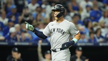 Aaron Judge, de los Yankees de Nueva York, celebra mientras anota durante la sexta entrada en el Juego 4 de la serie por la División de la Liga Americana contra los Reales de Kansas City, el jueves 10 de octubre de 2024, en Kansas City, Missouri. (AP Foto/Charlie Riedel)