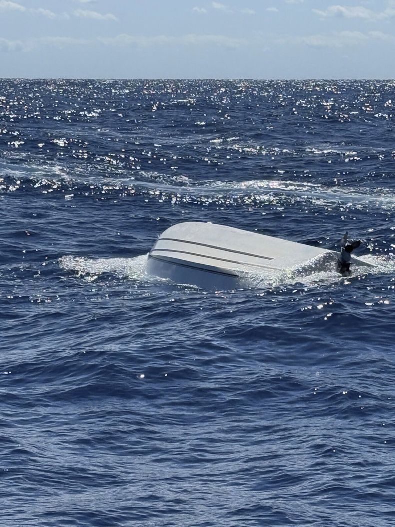 Esta imagen proporcionada por la Guardia Costera de Estados Unidos el lunes 14 de abril de 2025 muestra un bote volcado frente a la costa de Florida en el Atlántico. (Guardia Costera de Estados Unidos vía AP)