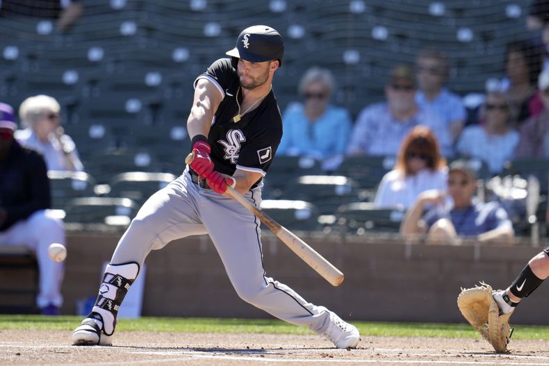 ARCHIVO - Andrew Benintendi, de los Medias Blancas de Chicago, hace un swing durante el juego de pretemporada del martes 25 de febrero de 2025, ante los Rockies de Colorado (AP Foto/Ross D. Franklin, archivo)
